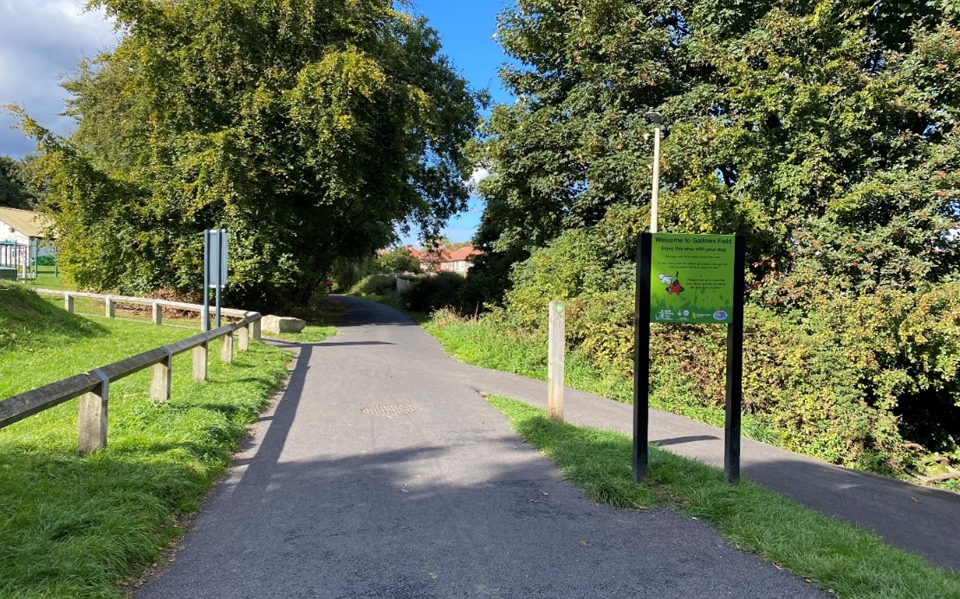 Intersection of a path leading from a local primary school (right), towards the Gallows Community Centre (left). 