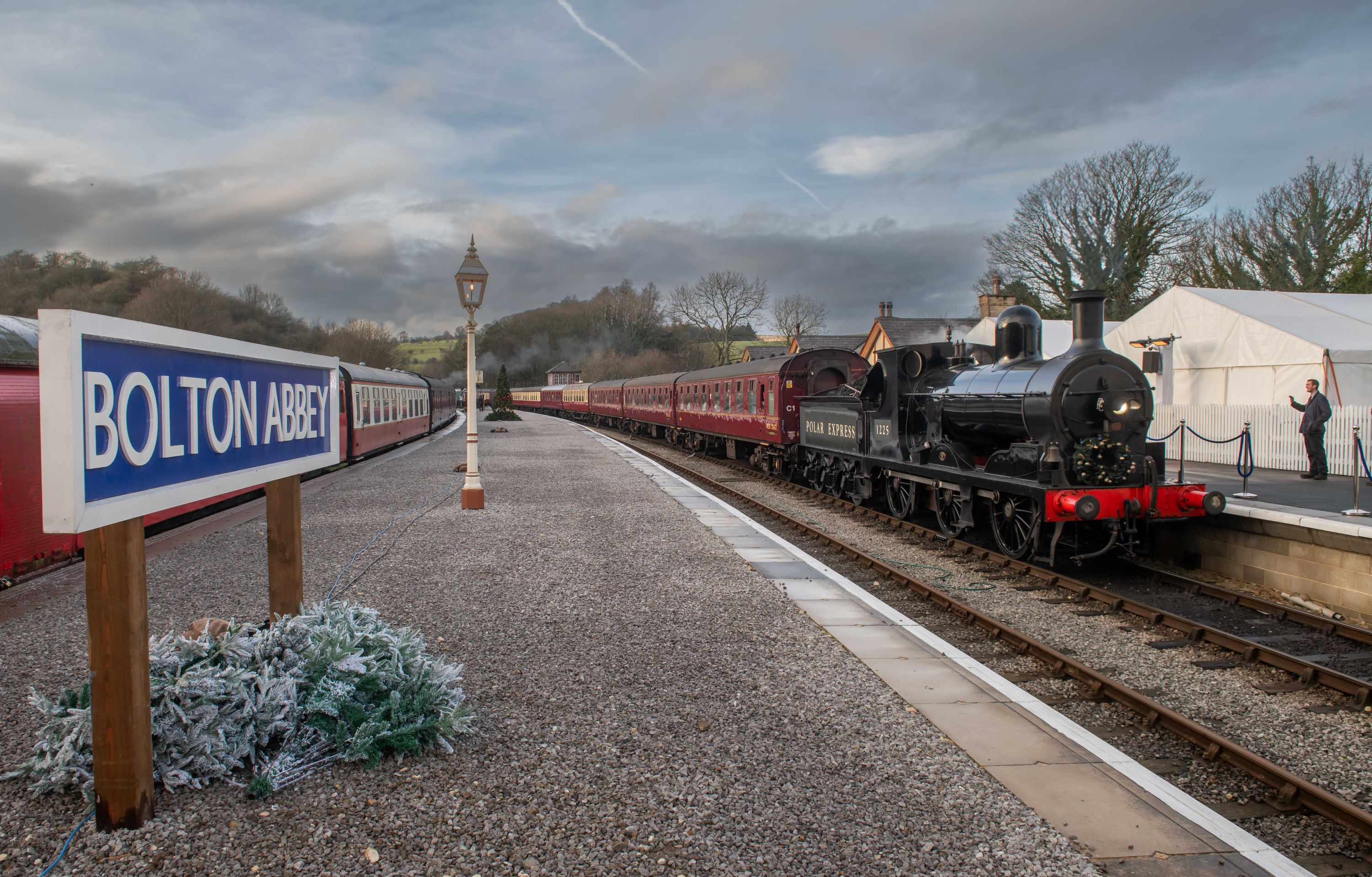 A train in Bolton Abbey station